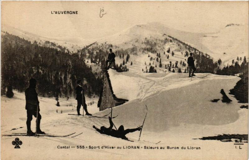 Carte postale ancienne Le Lioran - Sport d'Hiver au Lioran - Skieurs au Buron du Lioran