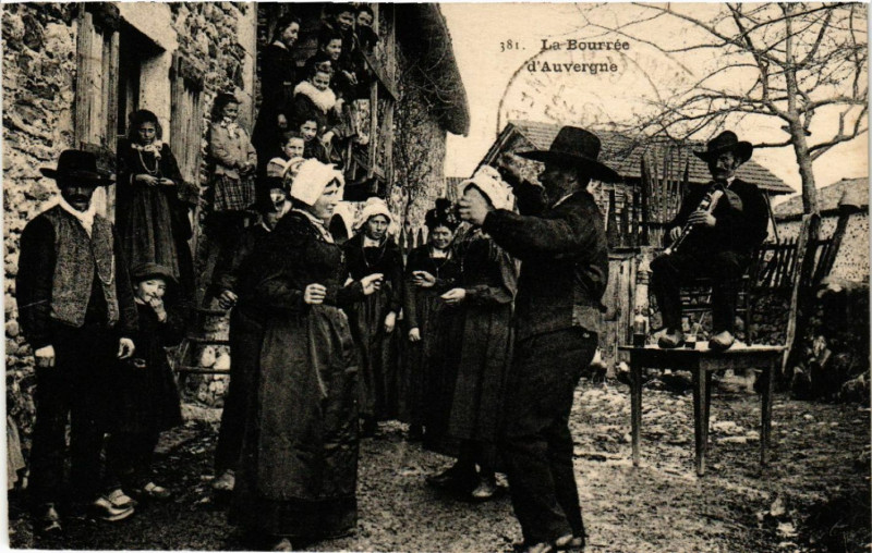 Carte postale ancienne La Bourrée - d'Auvergne