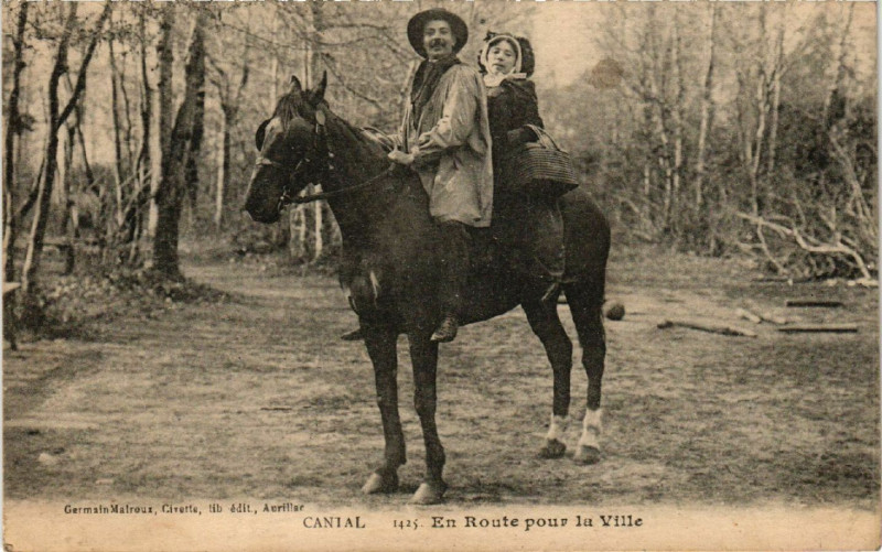 Carte postale ancienne En Route pour la Ville - Cantal