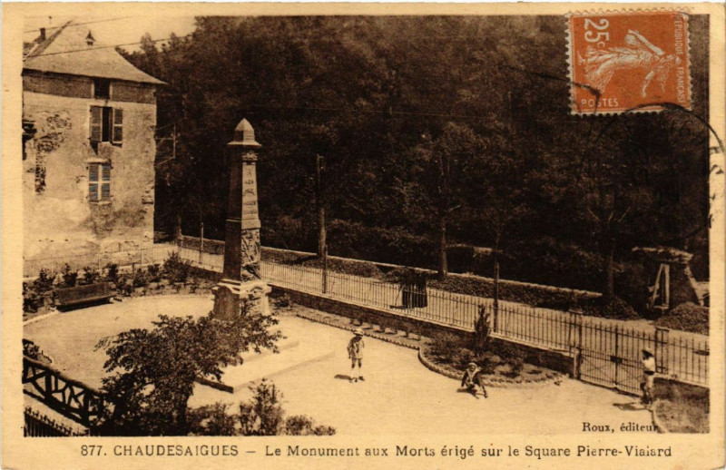 Carte postale ancienne Chaudes-Aigues - Le Monument aux Morts à Chaudes-Aigues