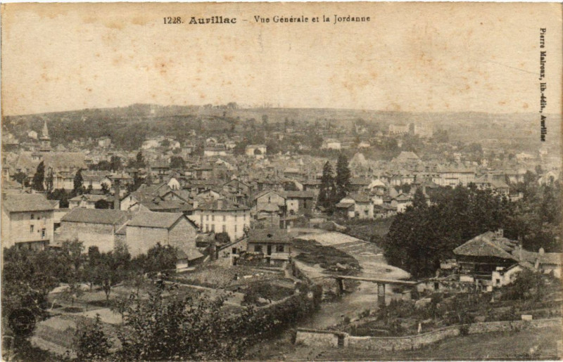 Carte postale ancienne Aurillac - Vue générale et la Jordanne à Aurillac