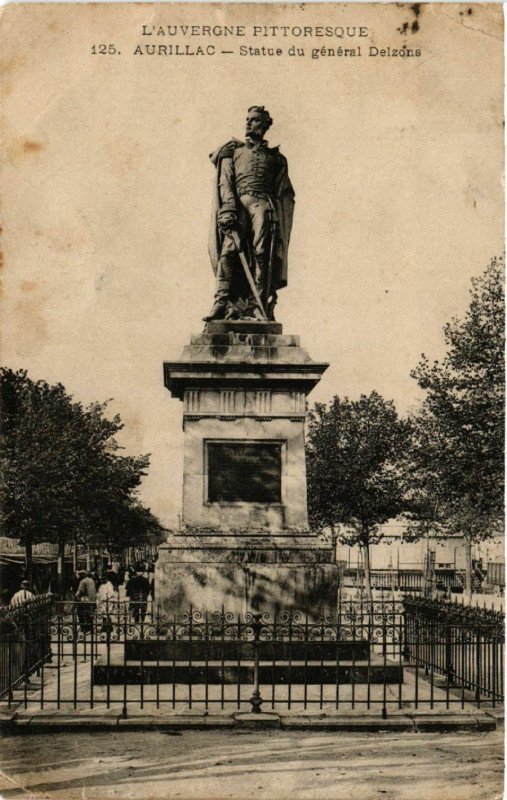 Carte postale ancienne Aurillac - Statue du General Delzons à Aurillac