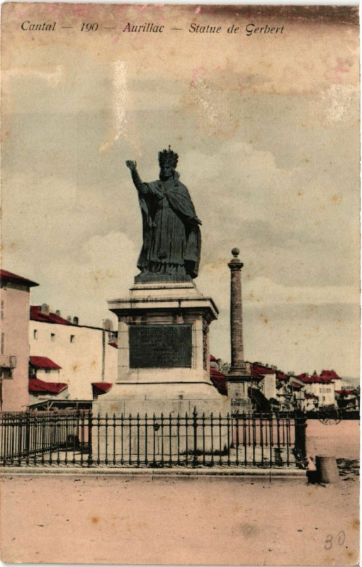Carte postale ancienne Aurillac - Statue de Gerbert à Aurillac