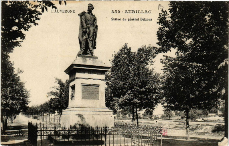 Carte postale ancienne Aurillac - Statue de General Delzons à Aurillac