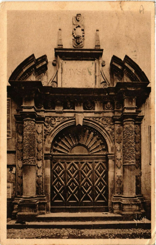 Carte postale ancienne Aurillac - Porte d'entrée du musée de peinture à Aurillac