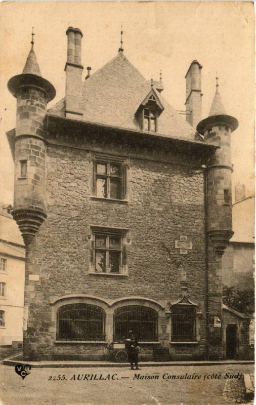 Carte postale ancienne Aurillac - Maison Consulaire - cote Sud à Aurillac