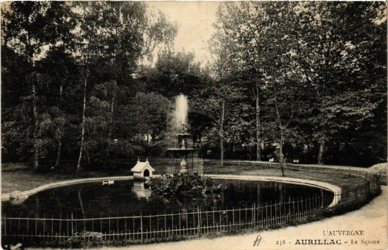 Carte postale ancienne Aurillac - Le Square à Aurillac
