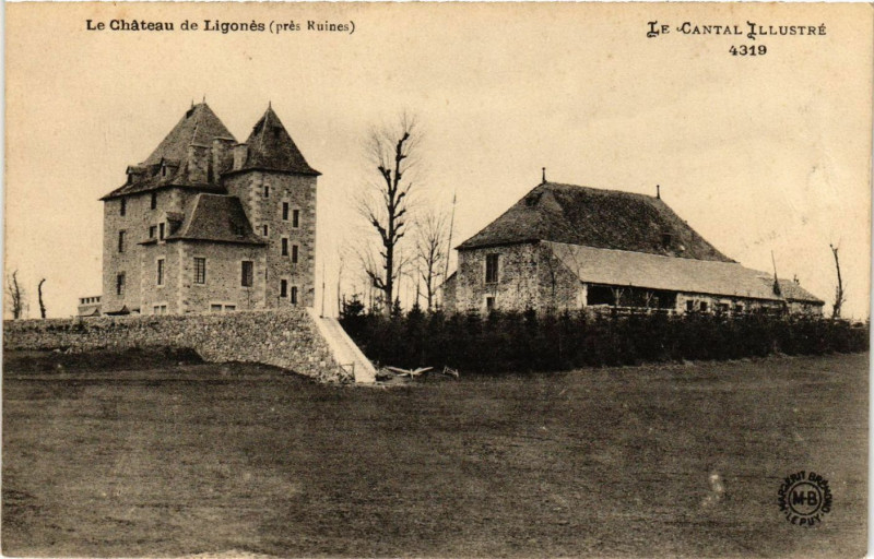 Carte postale ancienne Le Cantal illustre Le Chateau de Ligones