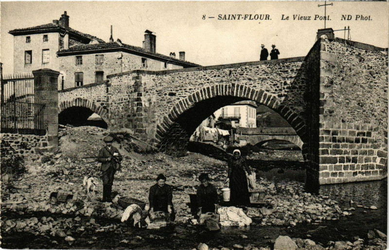 Carte postale ancienne Saint-Flour - Le Vieux Pont à Saint-Flour