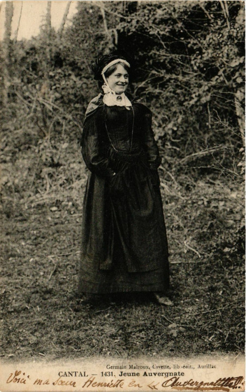 Carte postale ancienne Cantal - Jeune Auvergnate