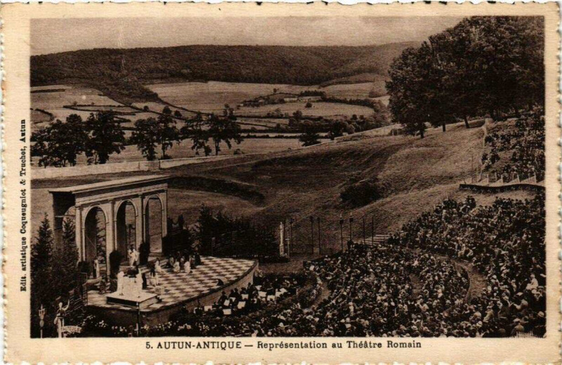 Carte postale ancienne Autun Representation au Théatre Romain à Autun