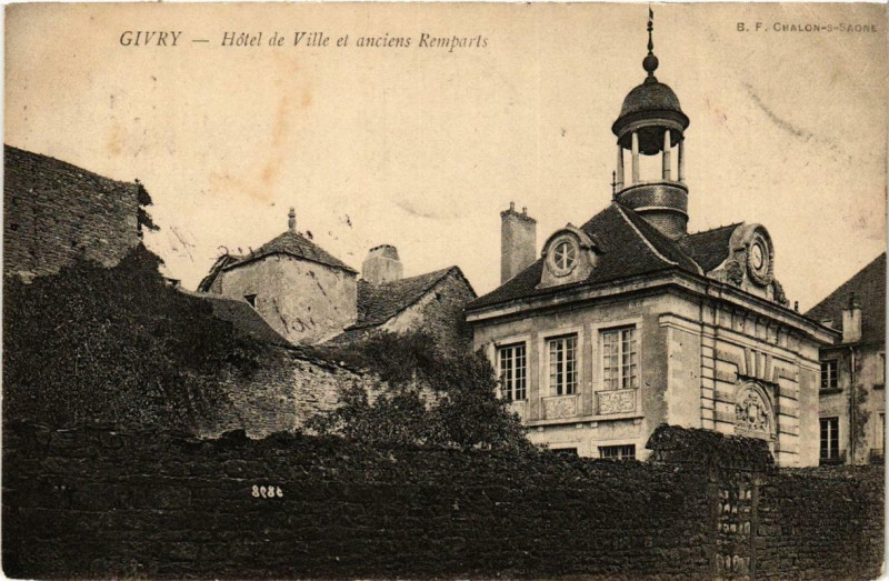 Carte postale ancienne Givry Hotel de Ville et anciens Remparts à Givry