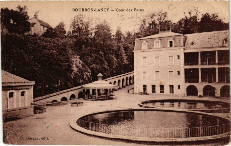 Carte postale ancienne Bourbon-Lancy Cour des Bains à Bourbon-Lancy