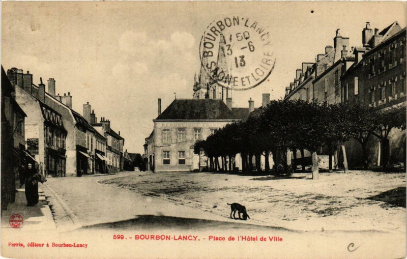 Carte postale ancienne Bourbon-Lancy Place de l'Hotel de Ville à Bourbon-Lancy