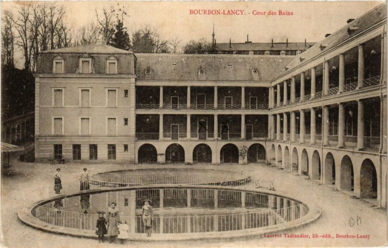 Carte postale ancienne Bourbon-Lancy Cour des Bains à Bourbon-Lancy