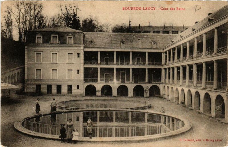 Carte postale ancienne Bourbon-Lancy Cour des Bains à Bourbon-Lancy