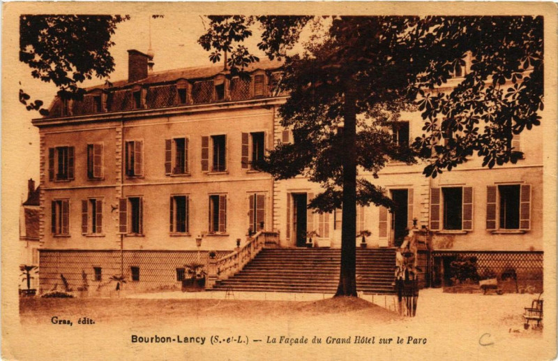 Carte postale ancienne Bourbon-Lancy La Facade du Grand Hotel sur le Parc à Bourbon-Lancy