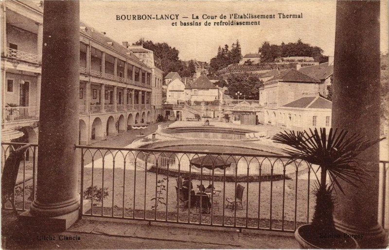 Carte postale ancienne Bourbon-Lancy La Cour de l'Etablissement Thermal à Bourbon-Lancy