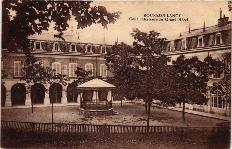 Carte postale ancienne Bourbon-Lancy Cour Intérieure du Grand Hotel à Bourbon-Lancy