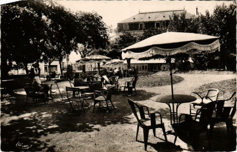 Carte postale ancienne Bourbon-Lancy Un coin du Parc, Le Casino et le Grand Hotel à Bourbon-Lancy