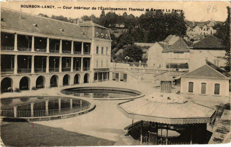 Carte postale ancienne Bourbon-Lancy Cour Intérieur de l'Etablissement Thermal à Bourbon-Lancy