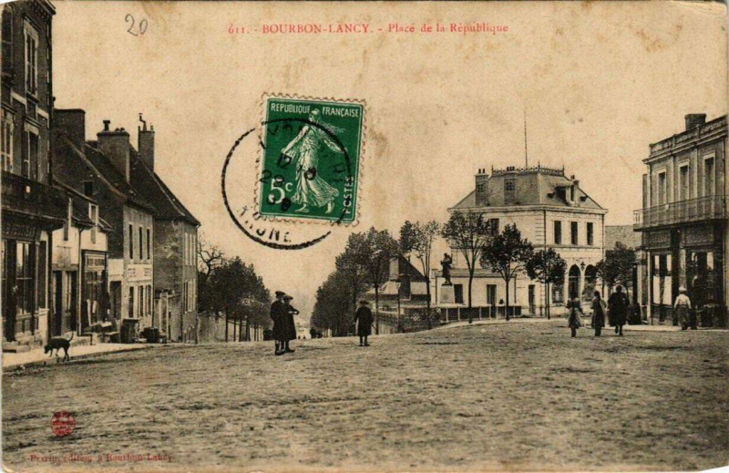 Carte postale ancienne Bourbon-Lancy Place de la Republique à Bourbon-Lancy