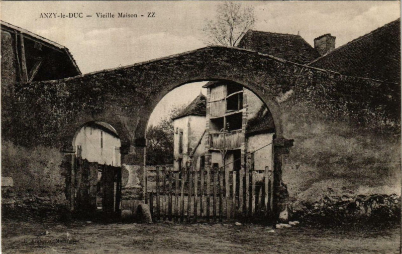 Carte postale ancienne Anzy-les-Duc Vieille Maison