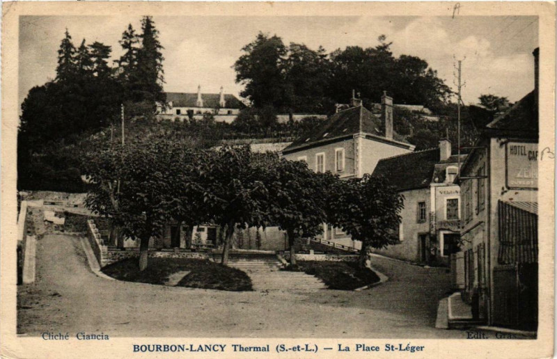 Carte postale ancienne Bourbon-Lancy Thermal, La Place Saint-Léger à Bourbon-Lancy