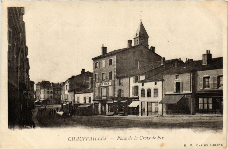 Carte postale ancienne Chauffailles Place de La Croix de Fer à Chauffailles