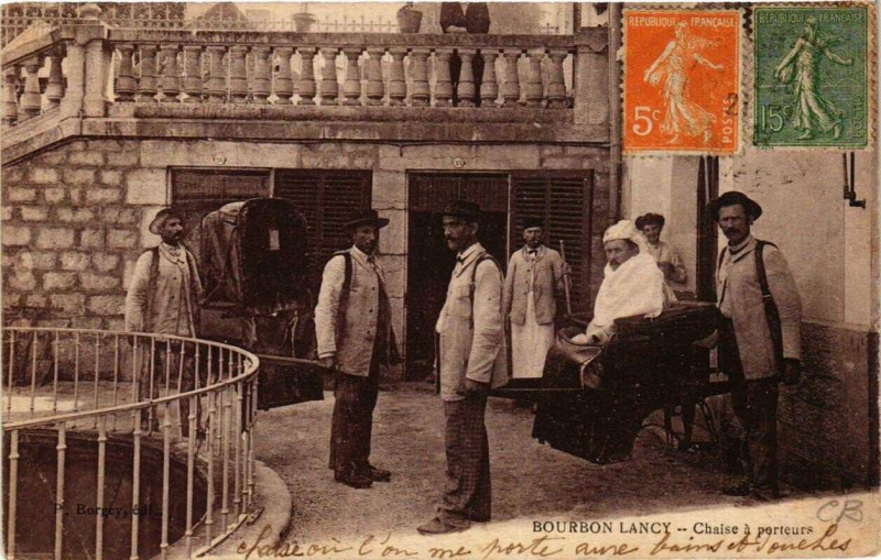 Carte postale ancienne Bourbon-Lancy Chaise a porteurs à Bourbon-Lancy