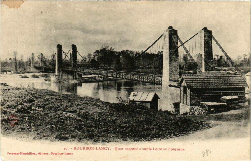 Carte postale ancienne Bourbon-Lancy Pont suspendu sur la Loire au Fourneau à Bourbon-Lancy