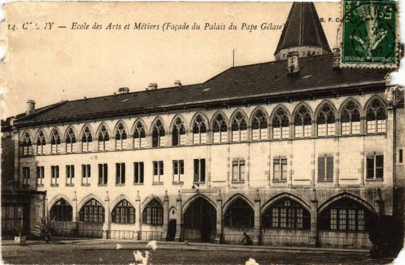 Carte postale ancienne Cluny Ecole des Arts et Métiers à Cluny