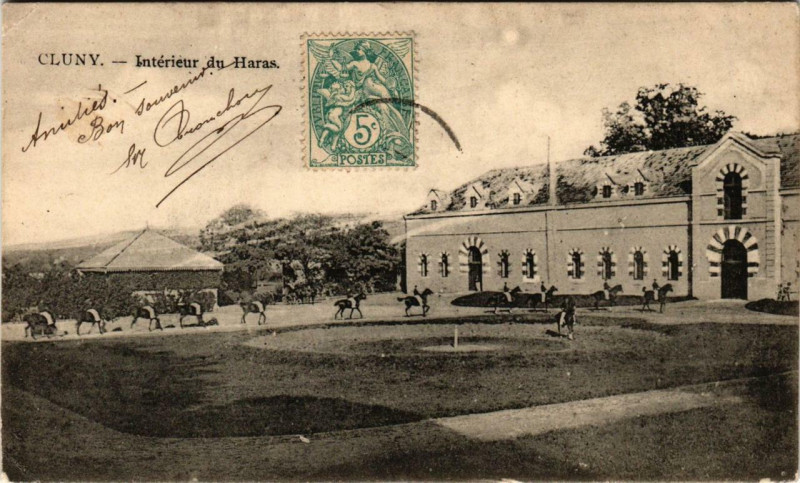 Carte postale ancienne Cluny Intérieur du Haras à Cluny