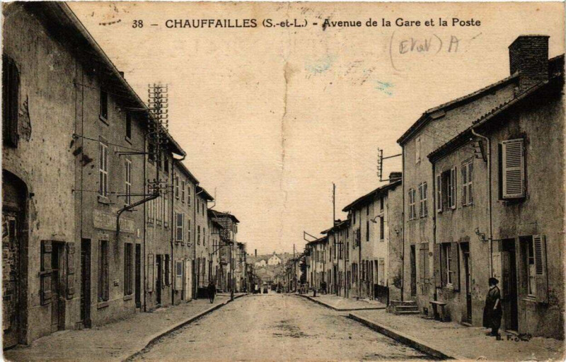 Carte postale ancienne Chauffailles Avenue de la Gare et la Poste à Chauffailles