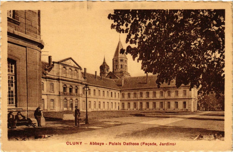 Carte postale ancienne Cluny Abbaye, Palais Dathose à Cluny