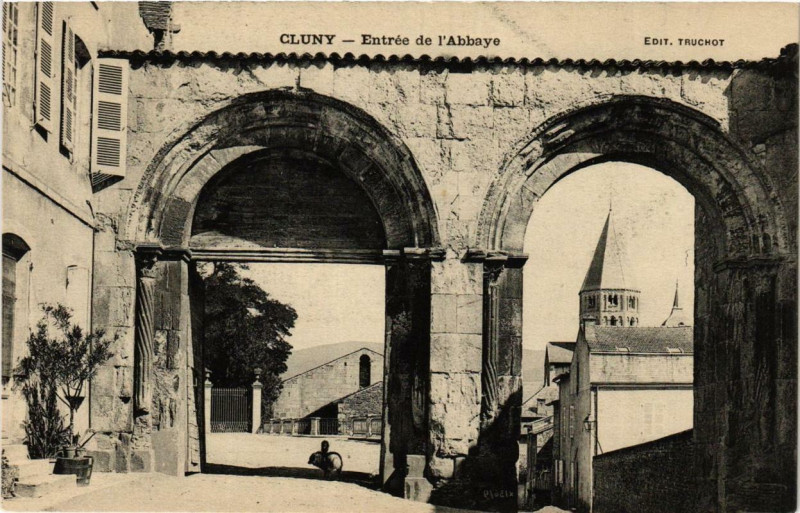 Carte postale ancienne Cluny Entrée de l'Abbaye à Cluny