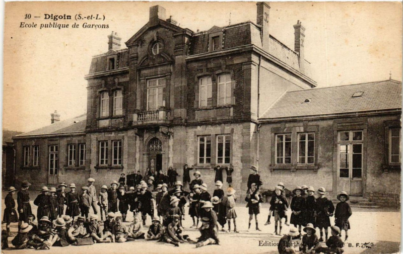 Carte postale ancienne Digoin Ecole publique de Garcons à Digoin