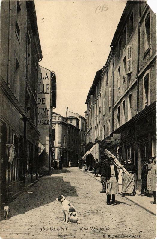 Carte postale ancienne Cluny Rue Dauphine à Cluny