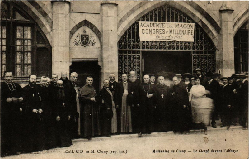 Carte postale ancienne Cluny Le Clerge devant l'Abbaye à Cluny