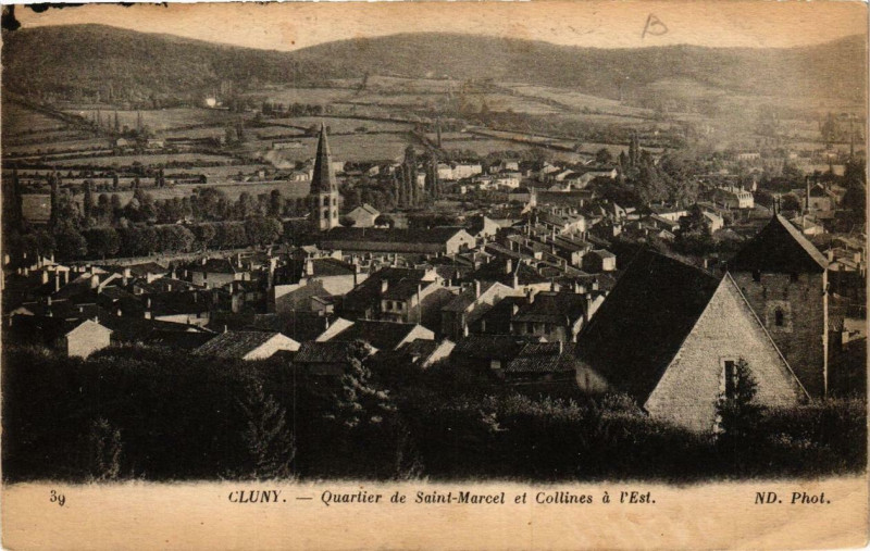 Carte postale ancienne Cluny Quartier de Saint-Marcel et Collines a l'Est à Cluny