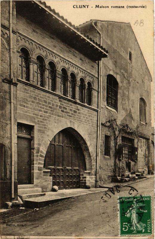 Carte postale ancienne Cluny Maison Romane à Cluny