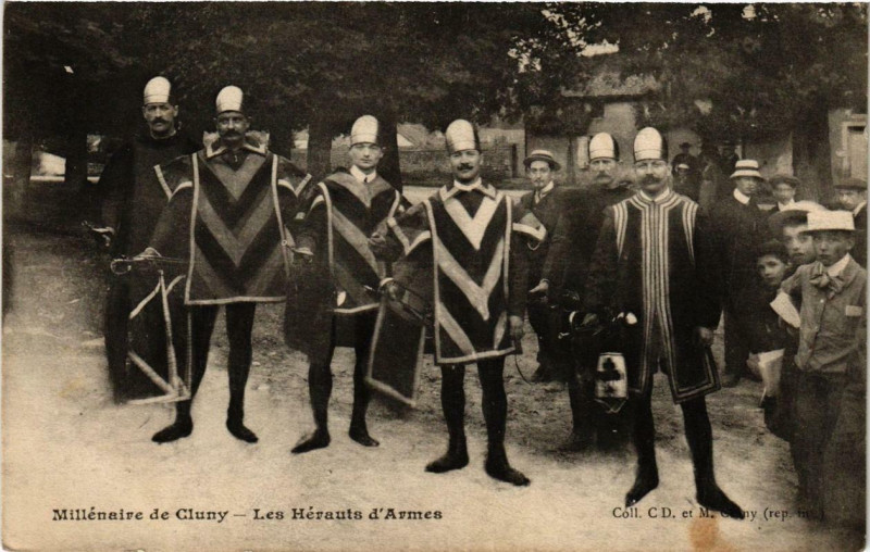 Carte postale ancienne Cluny Les Hérauts d'Armes à Cluny