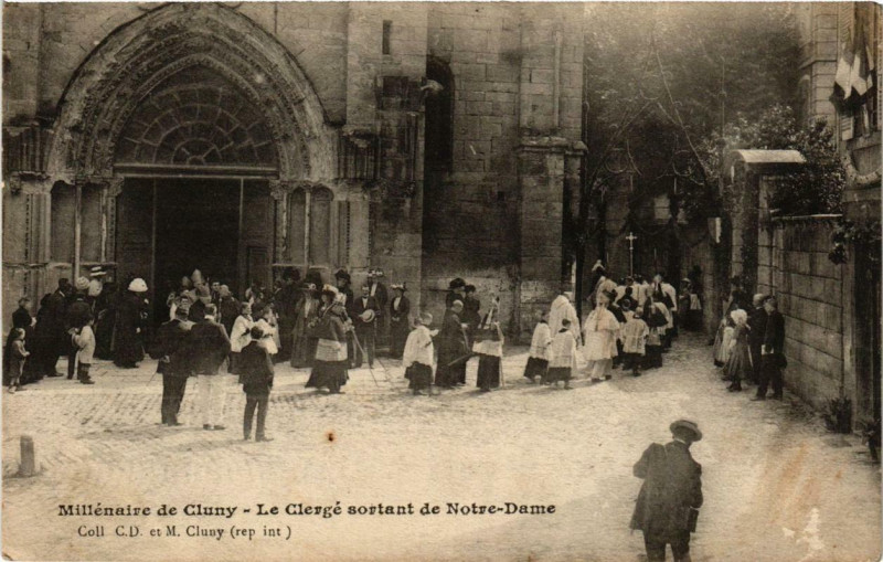Carte postale ancienne Cluny Le Clerge sortant de N.-D. à Cluny