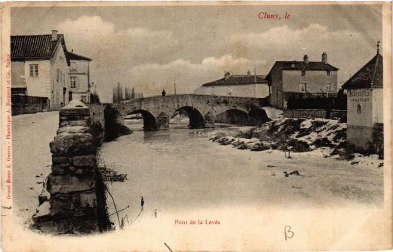 Carte postale ancienne Cluny Pont de la Levée à Cluny