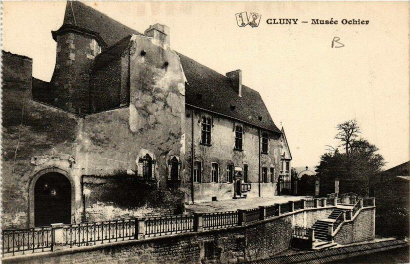 Carte postale ancienne Cluny Musée Ochier à Cluny