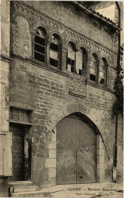 Carte postale ancienne Cluny Maison Romane à Cluny