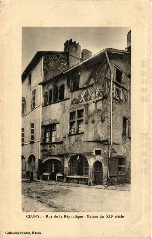 Carte postale ancienne Cluny Rue de la Republique à Cluny