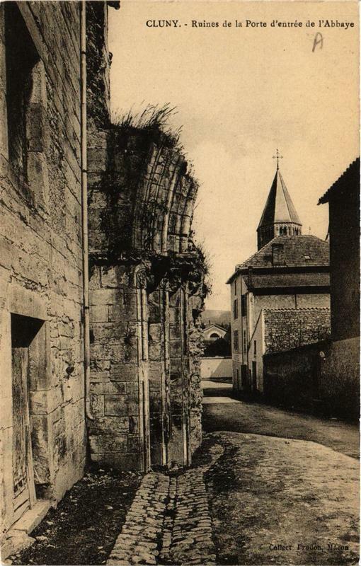 Carte postale ancienne Cluny Ruines de la Porte d'entrée de l'Abbaye à Cluny