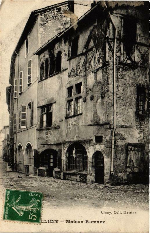 Carte postale ancienne Cluny Maison Romane à Cluny