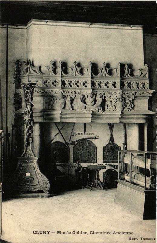 Carte postale ancienne Cluny Musée Ochier, Cheminée Ancienne à Cluny